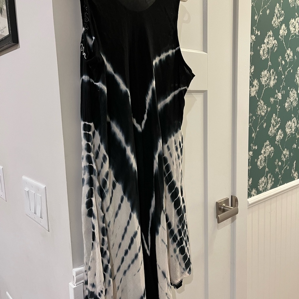 Black and White Embellished Tie-Dye Sleeveless Dress - Picture 2 of 5
